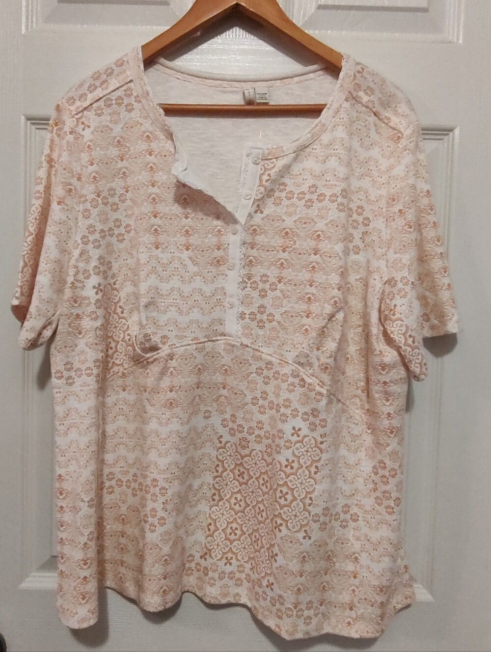 Cato Short-Sleeve Henley Top in Light Peach and White